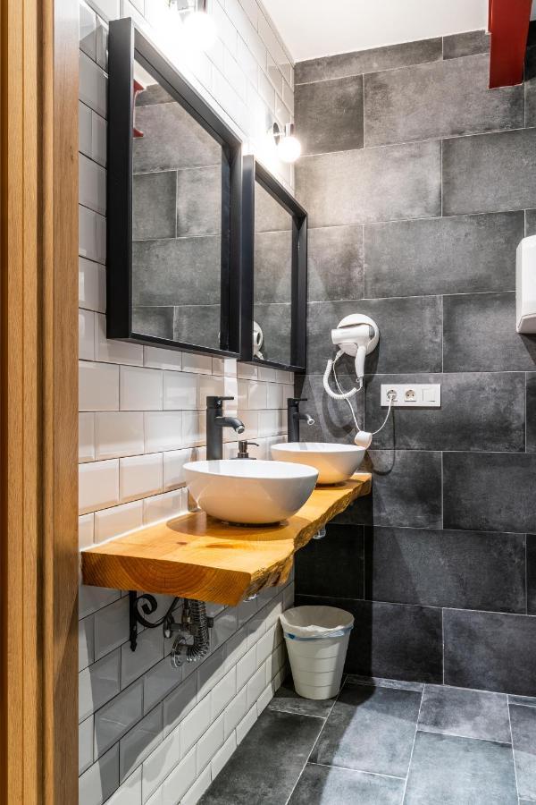 Four Rooms Hostel Луго Экстерьер фото